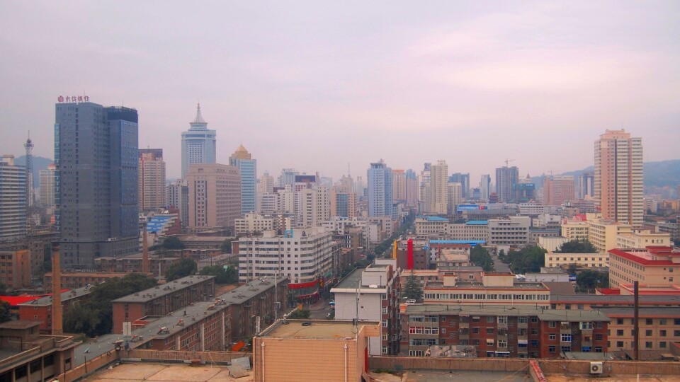 Det er i millionbyen Lanzhou, midt i Kina, de store utbyggingsplanene er klare. Nordøst for byen skal man i gang med å jevne 700 fjelltopper med jorden, ifølge den kinesiske avisen China Daily.
