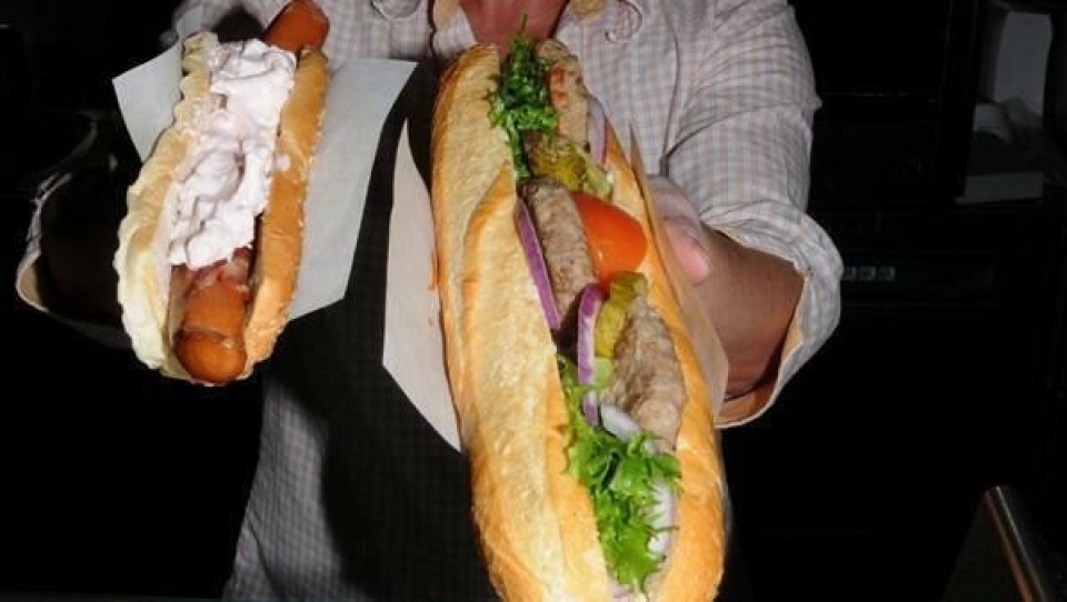 Pølse eller baguette med kaffe? Eller kanskje sjokolade og brus?