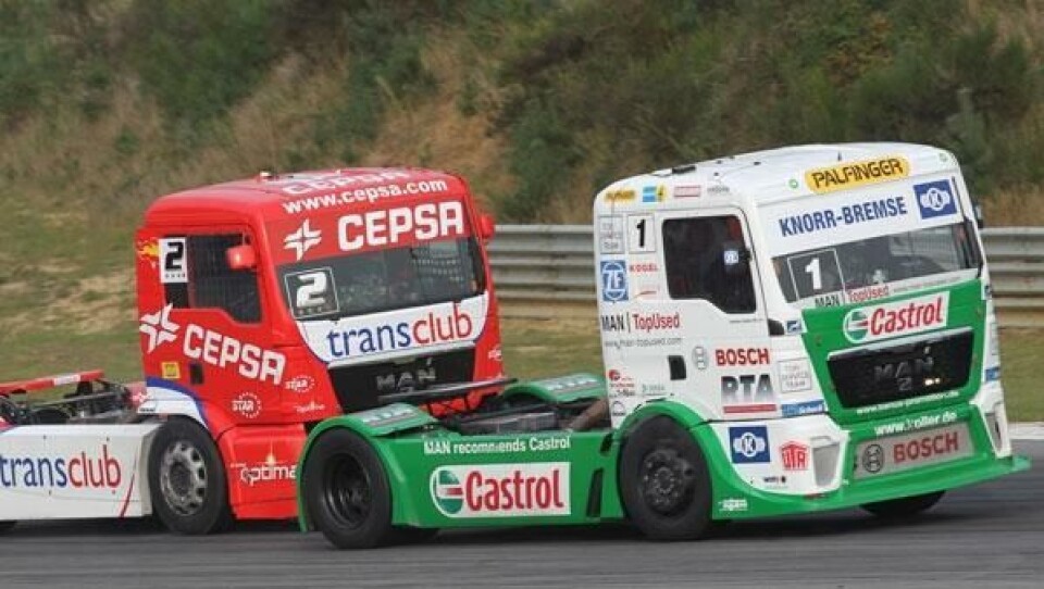 Bildet er symptomatisk for de to fremste plassene i kampen om EM-trofeet i Truck Race.