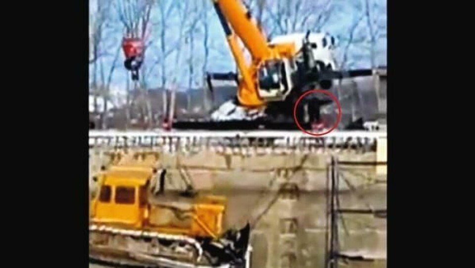 Dozer og mobilkran går nedenom og hjem