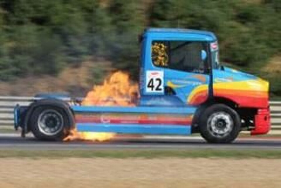 Det kan gå varmt for seg i Truck Race.