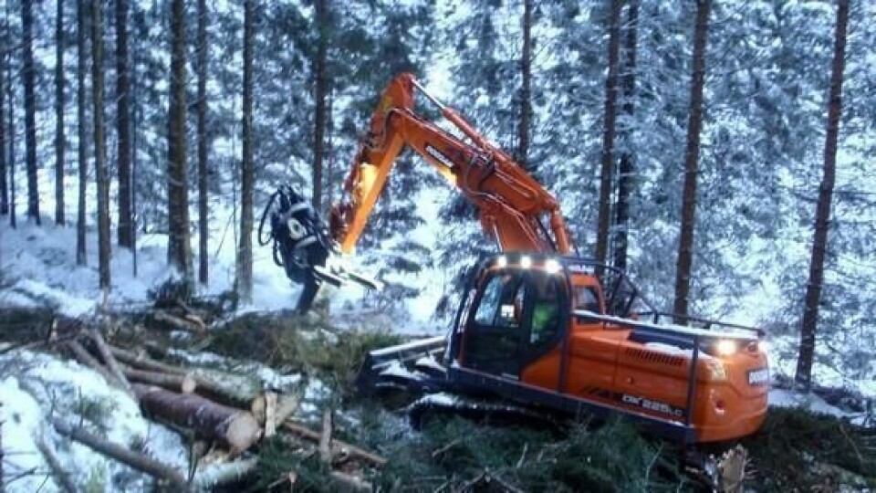 Den første hogsten med den nye beltegraveren Doosan DX225LC.