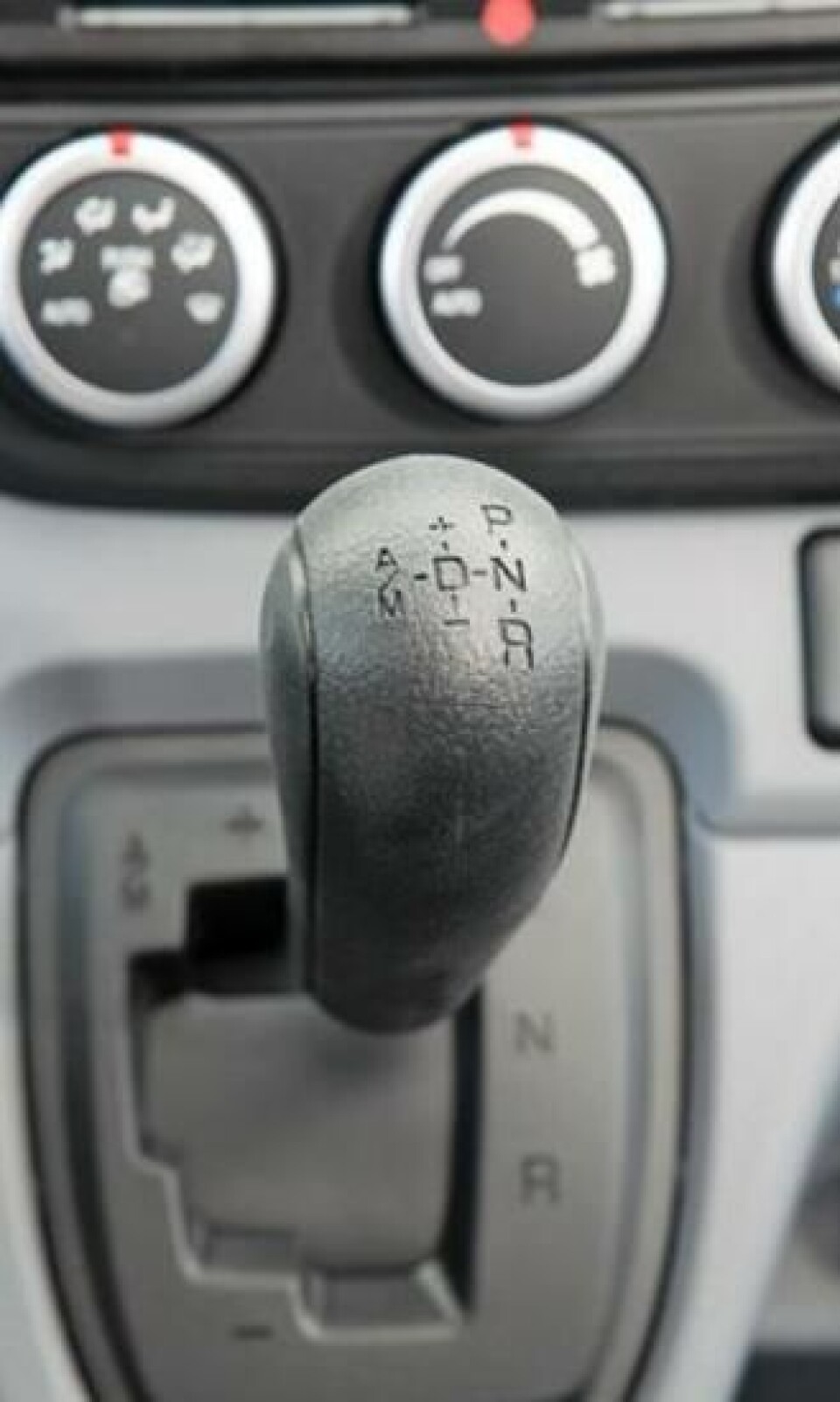 Girbetjeningen i Fuso Canter Duonic skjer ved hjelp av spak på dashbordet.