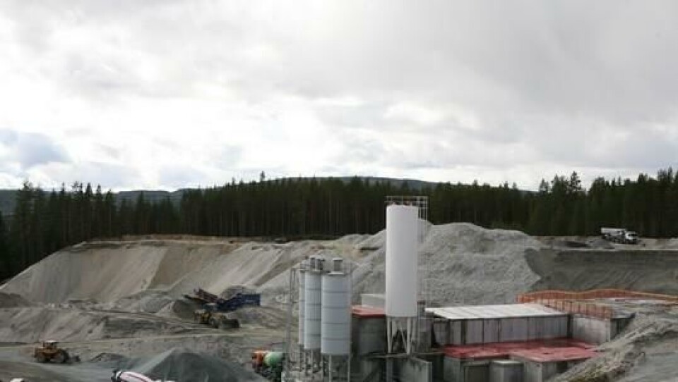 Det nye Sifa blandeverket ruver godt i terrenget i Kløftefoss. Holtet Pukk & Betong har nådd en produksjon på nær 100 m3 i timen.