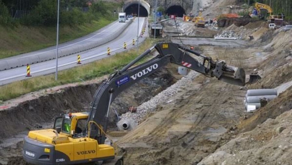 Veiutbygging er mer lønnsomt enn det myndighetene legger til grunn, konkluderer rapporten. Her fra utbyggingen av E6 i Østfold.