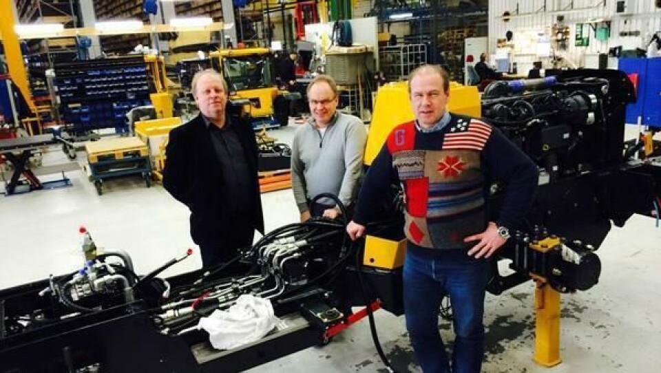 Lundberg-maskinen sendes neste uke fra fabrikken i Skellefteå i Sverige til Norge. Bak står hytta til maskinen. Fra venstre: Adm. direktør Max Kvickström, fabrikksjef Jörgen Lifbom (begge Lundberg) og Jarle Bjørløw (produktsjef Volvo Maskin AS).