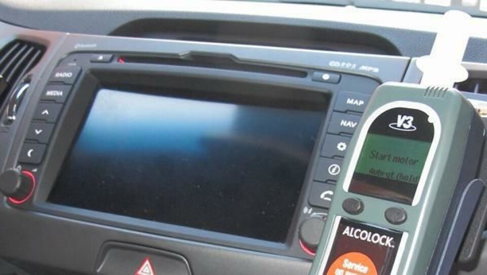 Alkolåsen tar omtrent like mye plass på dashbordet som en stor mobiltelefon.