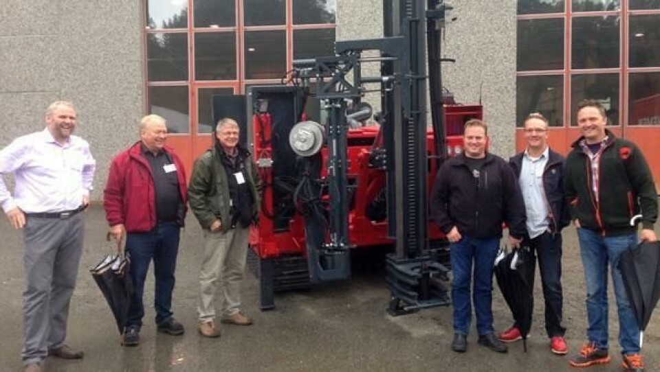 INVITERTE BRANSJEN: Qmatec Drilling AS inviterte borebransjen fra Norge og Sverige til Vinje for demodag. Fra venstre: Eier av Qmatec, Kjell Arild Grønås, Magnas Aasgard fra Brønn og Spesialboring AS, Bjørt Fetveit fra Fetveit Brønnboring AS, samt Helge Hinenes, Frode Aasgard og Trond Aasgard fra firmaet Brønn og Spesialboring AS.