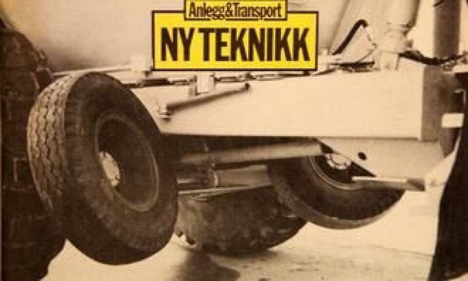 De tverrstilte småhjulene henger oppe under ramma og kan felles ned ved hjelp av to hydrauliske sylindre.