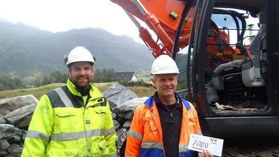 NR. 1000 MOTTATT: I konvolutten som Harald Toverud holder ligger det en liten gave – en 1000-lapp - fra Gundersen & Løken AS etter leveringen av DigPilot-system nr. 1000. Her er Toverud sammen med Isak André Brendeland.