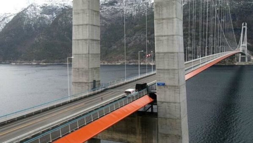 Den 35 meter lange vegbanen mellom tårn og portal på Bu (i forgrunnen) får nytt asfaltdekke. Det gjør også tilsvarende sidspenn på motsatt side av Hardangerbrua.