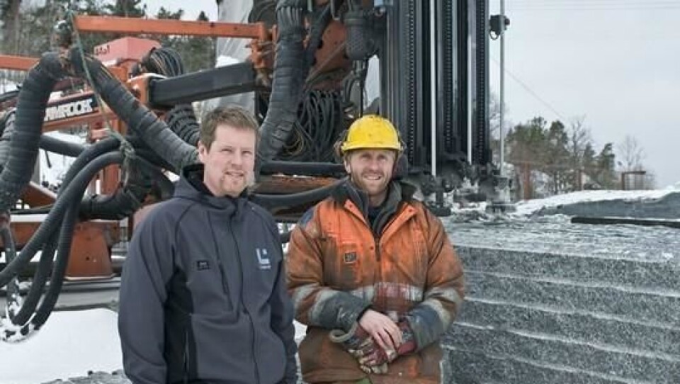 Verkstedformann Richard Blomquist (t.v.) og bruddarbeider Helge Søderberg med steinblokker som klargjøres ved hjelp av en Tamrock-rigg.