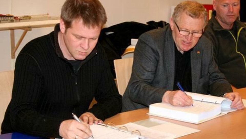 Kontrakten ble signert av Asgeir Loftsson fra entreprenørselskapet Istak - et datterselskap av E. Pihl & Søn AS. Regionvegsjef i Region nord, Torbjørn Naimak, til venstre.