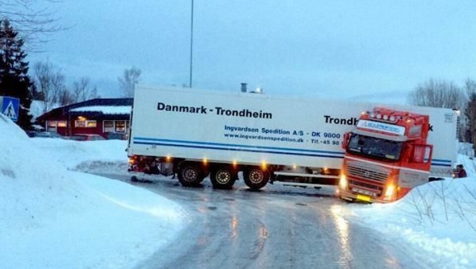 Trekkbil med semitrailer endte i grøfta like ved Statoils hovedkontor i Harstad.