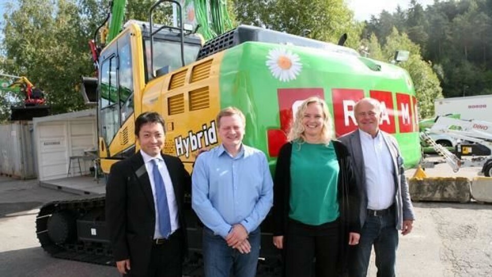 Fra overleveringen av maskinene, fra venstre produktsjef Yoshihiro Kobayashi, Komatsu Europe, salgssjef Kjell Kåre Espedal, Hesselberg, Heidi Settemsdal, kvalitet-, miljø- og HMS-sjef i Cramo AS og adm. direktør Finn Corwin, Hesselberg Maskin.