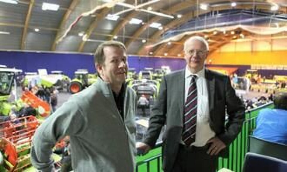 Markedssjef Truls Aasterud og adm. direktør Olav Løberg i Lantmännen Maskin AS var godt fornøyd med at flere hundre hadde tatt turen til Letohallen siste lørdag i november. 12 traktorer, tre skurtreskere og diverse grasbehandlingsutstyr fra Claas var stilt ut. Arrangementet var en markering av at det tyske familieselskapet Claas feirer 100 år i år.