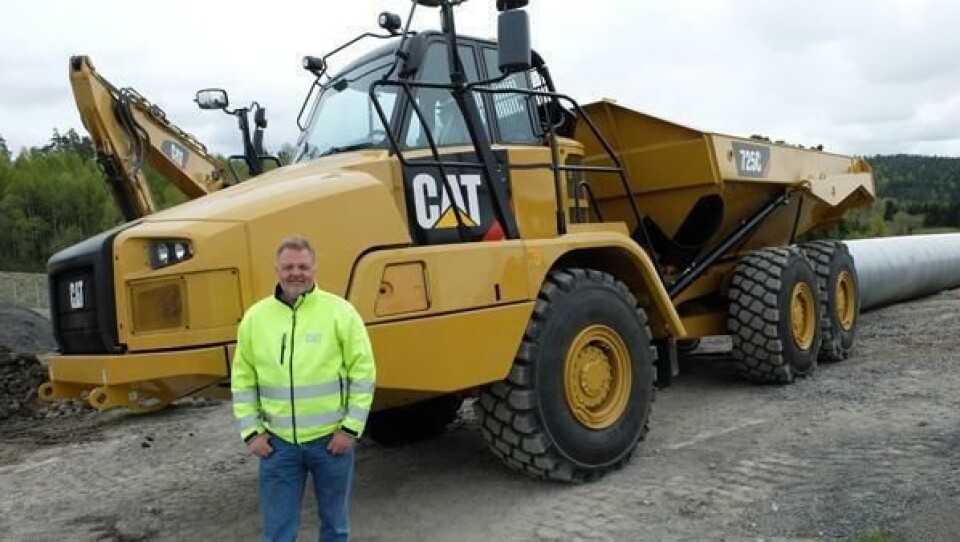 Jon Granlund, Pon Equipment, mønstrer den nye Cat 745C-dumperen.
