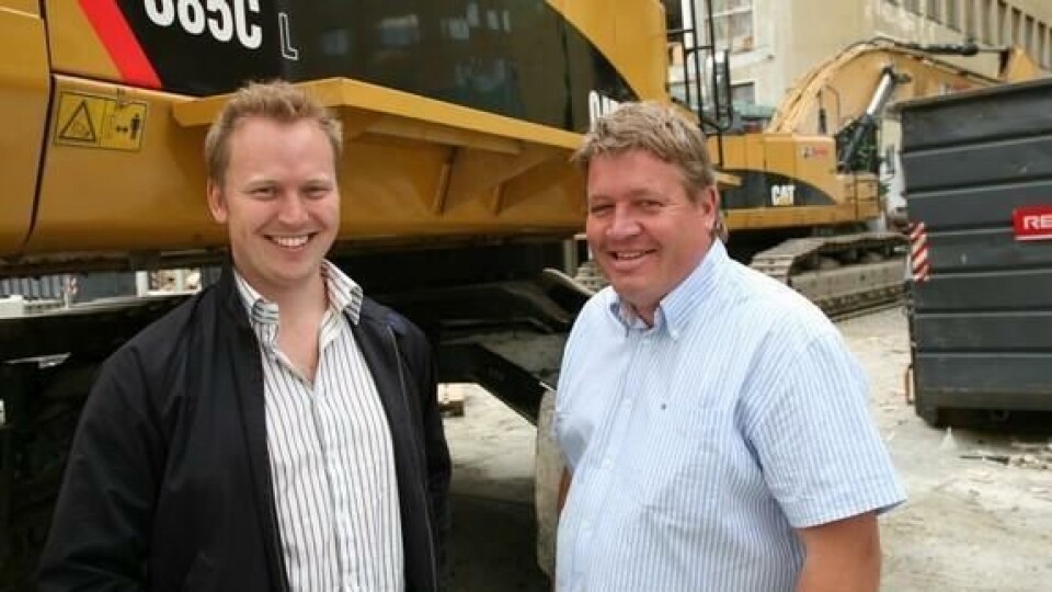 Ole Einar Kristiansen (t.h.) sto for importen av den store Cat-maskinen, og Dag Kristian Storhaug, daglig leder i PeWe Entreprenørs AS, er svært forhøyd med den mektige rive-Cat’n.