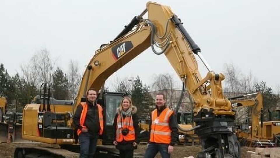 Pon Equipments medarbeidere på plass i England, fra venstre: Vilmundur Theodorsson (produktsjef), Heidi Østerlie (markedskoordinator) og Dagfinn Sand (produktsjef små maskiner), her foran en 323E.