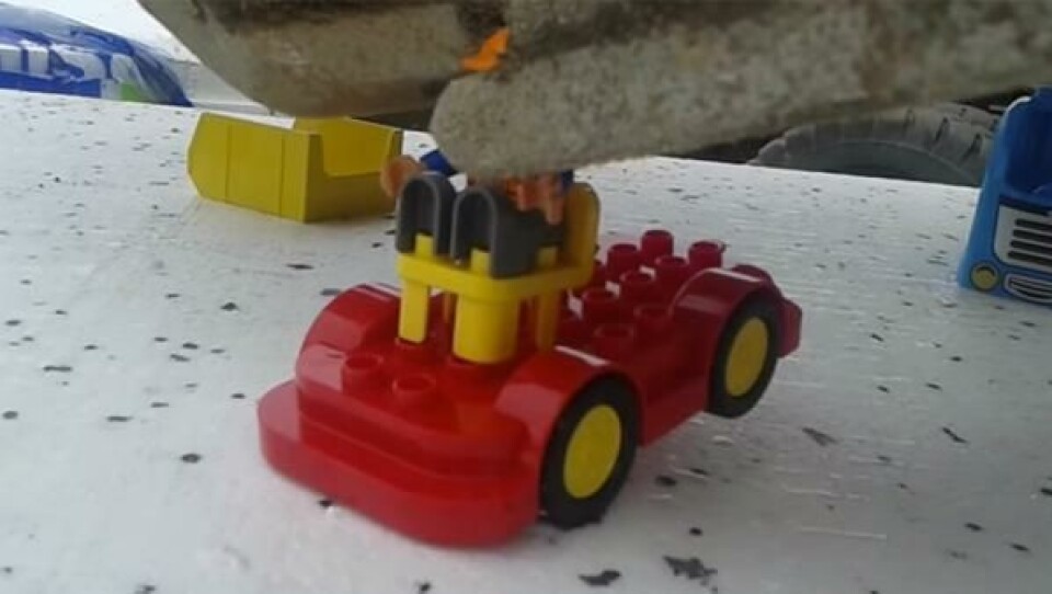 Bygger lego med gravemaskin