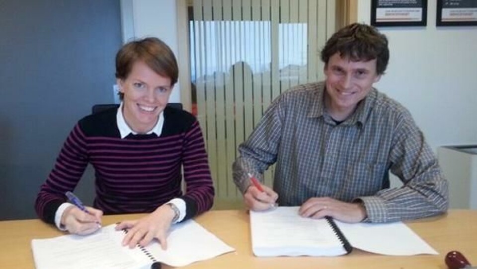 Prosjektleder Marianne Nærø og Laurent Lacavalerie, driftssjef i Christie & Opsahl AS undertegner kontrakt.