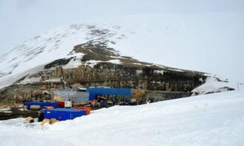 Anlegget ved Lunckefjell - tunnelene til gruven går inn i bakkant.