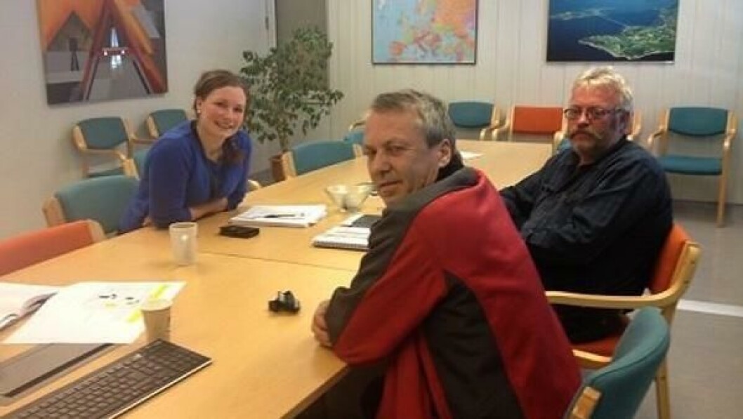 Her blir det skrevet kontrakt. Fra venstre Mari Sagbakken fra Statens vegvesen, Odd Einar Kne og Bjørn Aakre, begge fra Odd Einar Kne AS. Her blir det skrevet kontrakt. Fra venstre Mari Sagbakken fra Statens vegvesen, Odd Einar Kne og Bjørn Aakre, begge fra Odd Einar Kne AS.