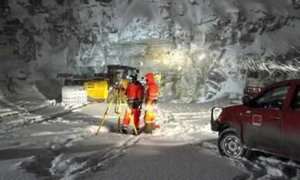 Start tunnelarbeider januar 2013, Saban Karis og Martin Øen ved totalstasjonen.