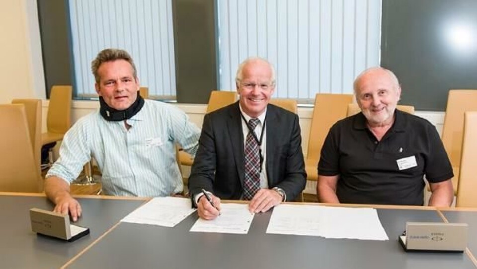 Ove Glomsaker fra TT Anlegg AS, konserndirektør Tom Nysted i Agder Energi og Odd Arne Harstveit i Skanska signerte onsdag 27. august kontrakten på Kraftsenteret på Kjøita i Kristiansand.