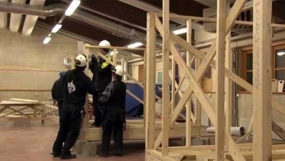 Bilde fra en informasjonsfilm om studeretningen bygg og anleggsteknikk.