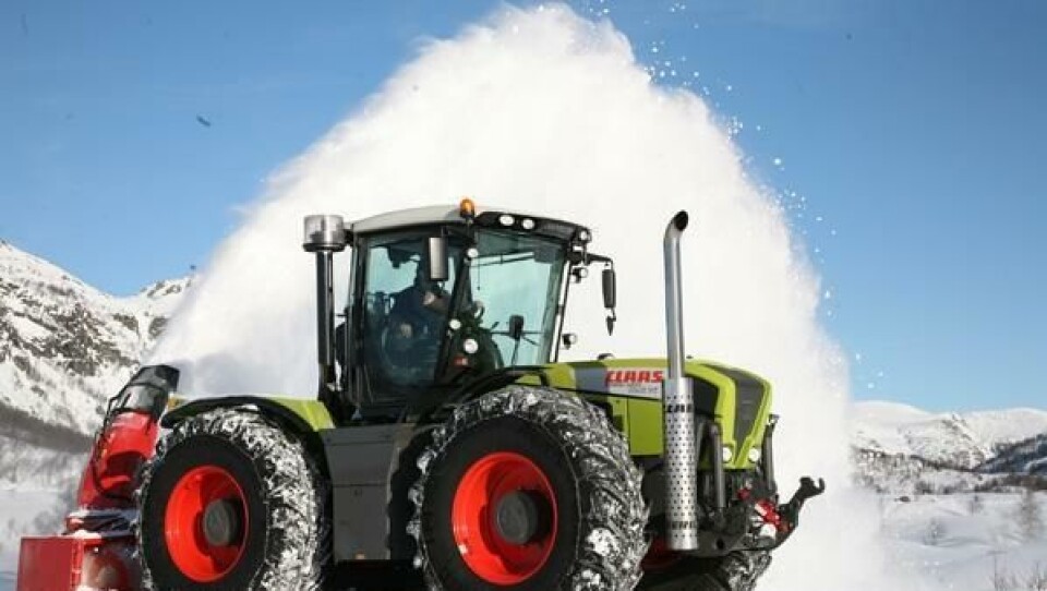 Claas-kjempen og snøfreseren fra Tokvam kaster snøen pokker i vold under brøyting i Hemsedalsfjellet.