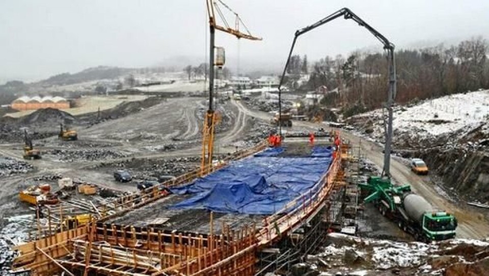 Denne uken ble brudekket på Flotbrua i Skjold støpt. Brubanen er 60 meter lang og 10,5 meter bred. Arbeidet med å støpe brudekket tok hele dagen.