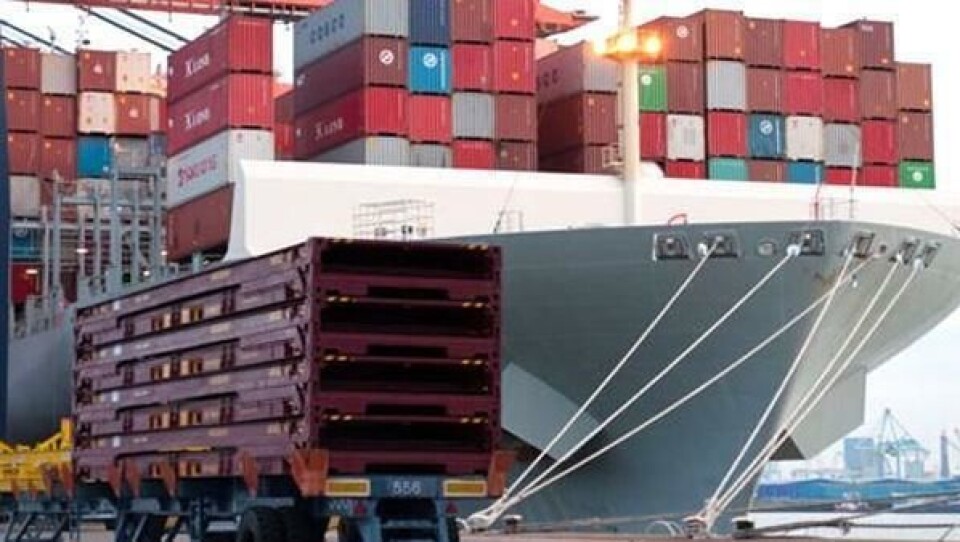 Brettet sammen vil fire tomme containere ta samme plass som én vanlig container.