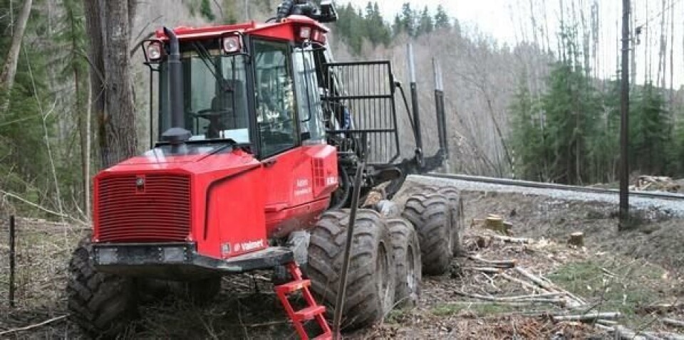 Lassbæreren Valmet 830.3 i bredbeint hvilestilling. Innfelt bildet viser den ekstra hjulavstanden.