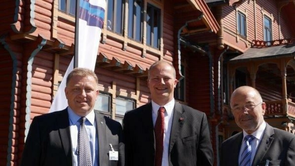 Ketil Solvik-Olsen kom med lovnader til NLFs landsmøte på Holmenkollen Park. Her flankert av adm. direktør Geir A. Mo (t.v.) og Per Madsen.