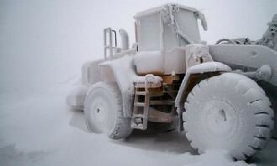 Snøstormen har pakket inn en Volvo L150 hjullaster.