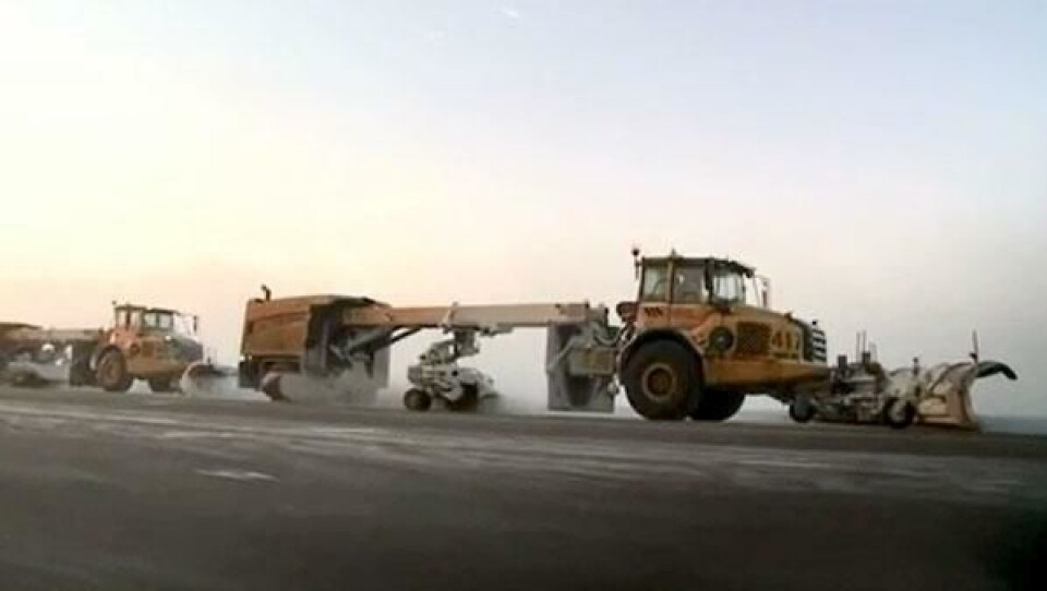 Ni ombygde Volvo A25D rydder rullebanen for snø på under ti minutter.