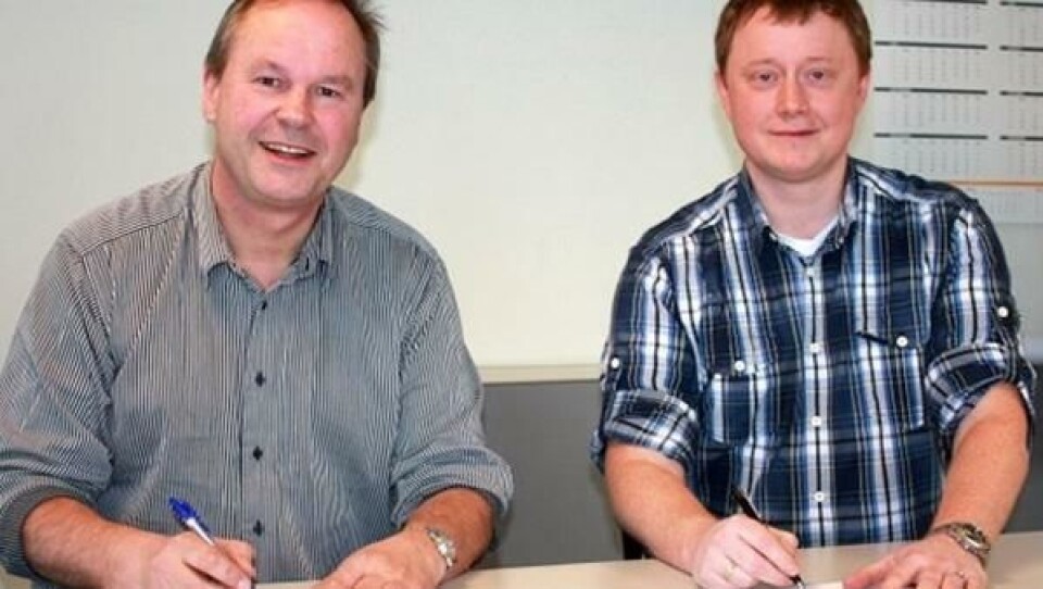 Prosjektleder Lars Bjørgård i Statens vegvesen og ny daglig leder i BL Entreprenør Grim Rønsberg signerer kontrakten om E6 Oppdal.