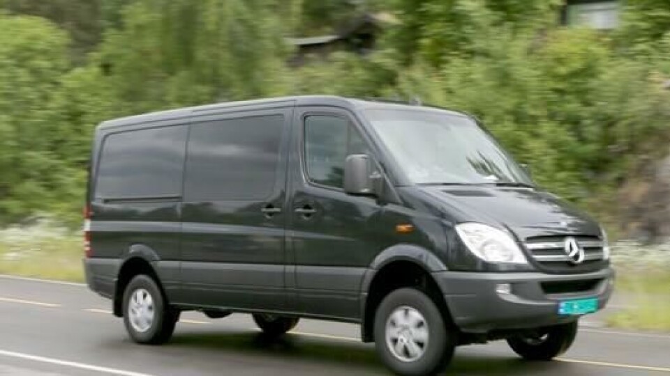 MB Sprinter har overraskende behagelig fjæring selv om bilen er hevet i forhold til en ordinær bakhjulsdrevet utgave.