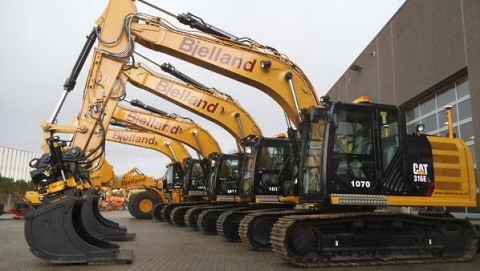 Fire beltegravere og en hjullaster er overlevert til Bjelland AS.