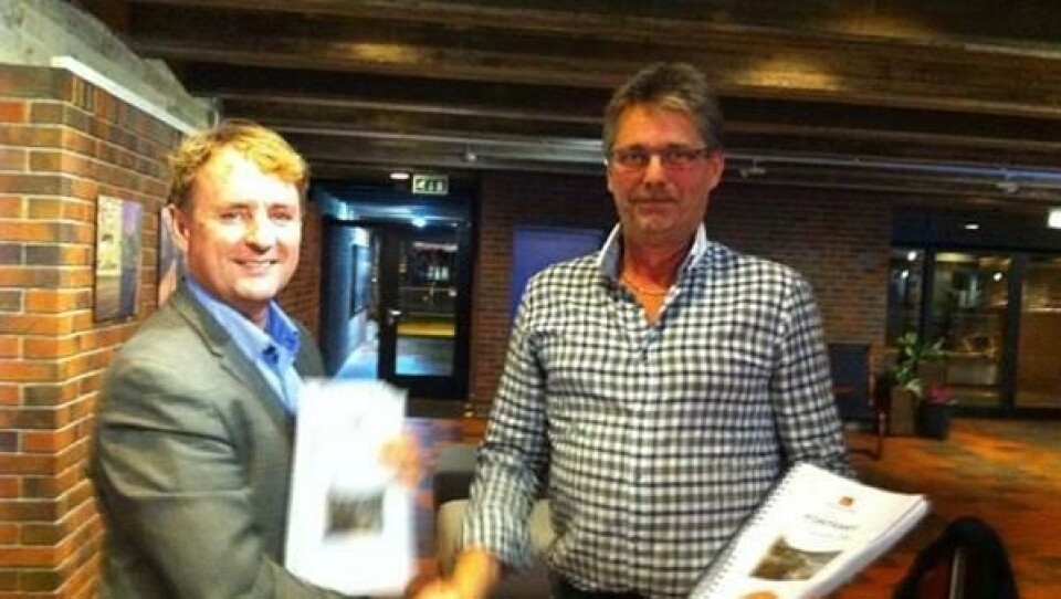 Regionveisjef Helge Eidsnes (t.v.) og Øyvind Langemyr i Bertelsen & Garpestad med nysignert kontrakt.