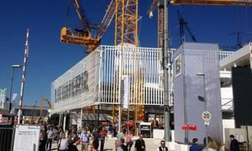 Bauma åpnet for publikum mandag og A&T er selvsagt på plass. Liebherr har den største utstillingen på hjemmebane i München, og har etter sigende 2000 ansatte på plass. Bauma åpnet for publikum mandag og A&T er selvsagt på plass. Liebherr har den største utstillingen på hjemmebane i München, og har etter sigende 2000 ansatte på plass.