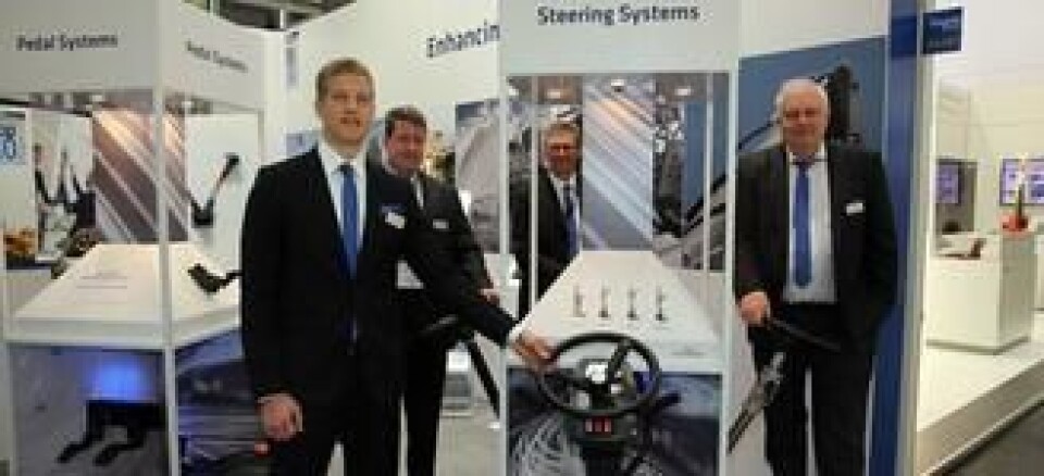 Kongsberg Automotive er definitivt et internasjonalt selskap, med mange store produsenter på kundelisten. Fra venstre: Produktsjef Christopher Lindström fra Sverige, visedirektør Jim Ryan fra Texas, Håkon Amundsen som sitter på Raufoss med markedsansvar og ansvarlig for det asiatiske markedet Bent Wessel-Aas, som har base i Shanghai.