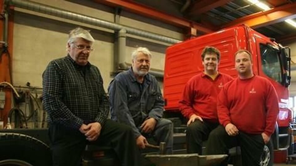 Brødrene Halvor (t.v.) og Thorstein Sannes og deres sønner Morgan (daglig leder) og Thorleif (teknisk sjef) med ambolten som grunnlegger Thorleif Sannes brukte ved etableringen av bedriften for 50 år siden.