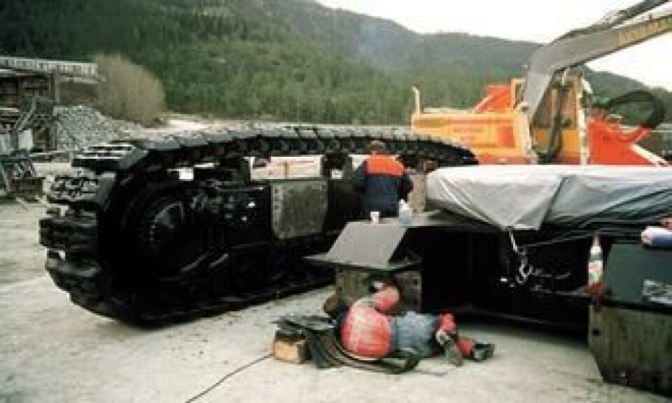 Hitachi-graveren kom til Norsk Stein AS i smådeler, og ble montert av en japaner, en hollende og mekanikere fra Nanset Standard. Bare beltehøyden er på høyde med en fullvoksen mann.