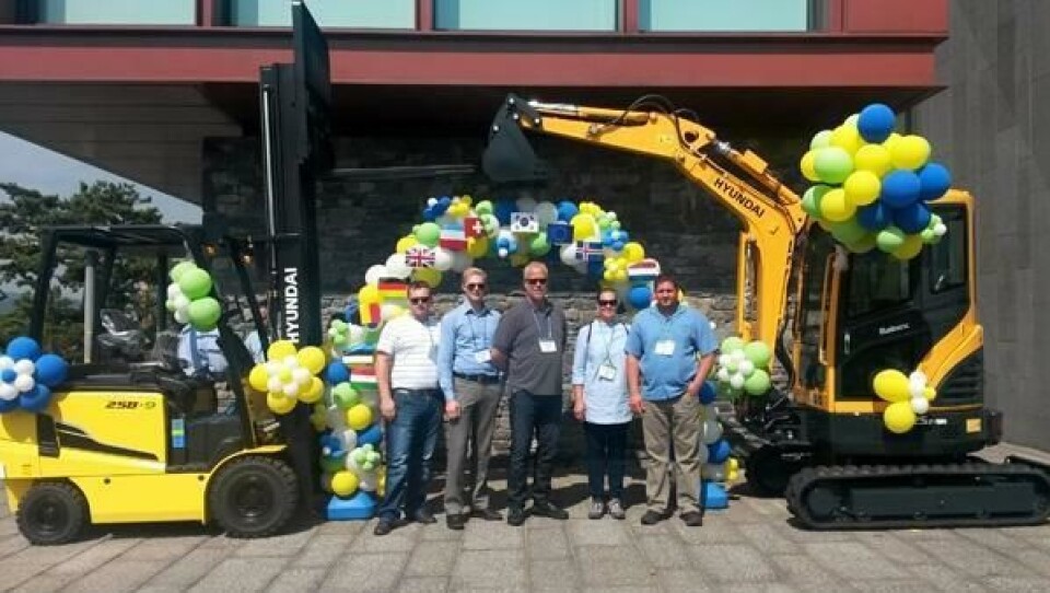 Oppstilling for bildetaking. Fra venstre: Egil Storsveen (Storsveen Service AS), Eirik Røren (Avitec), Tore Jacobsen (Avitec), Mimi Hellum (Gjermund Hellum AS) og Gjermund Hellum (Gjermund Hellum AS).