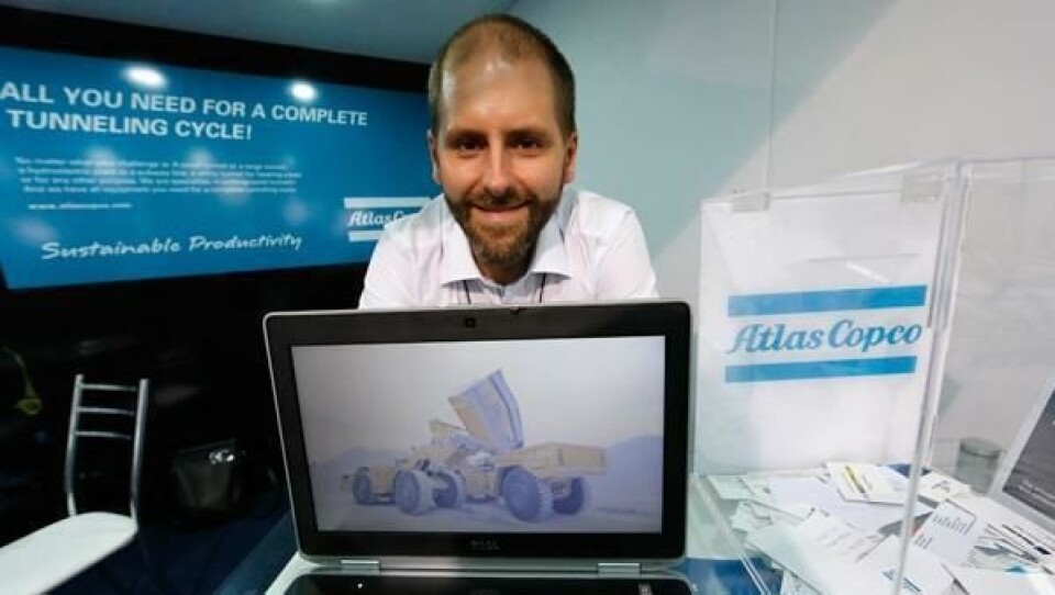Patrik Johansson på standen til Atlas Copco på konferansen World Tunnel Congress i Brasil.