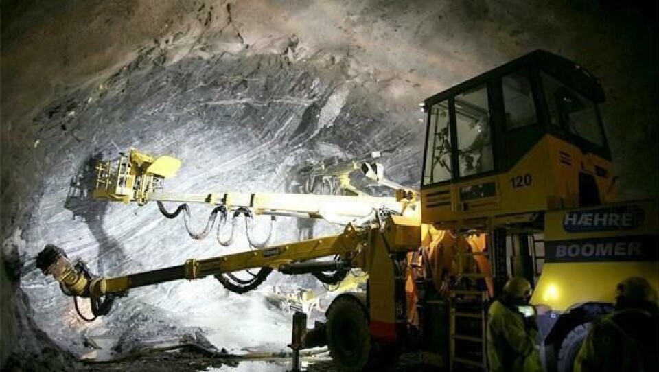 Fra overleveringen av en Atlas Copco tre boms underjordsrigg med kurv. Hæhre Entreprenør kjøpte maskinen.
