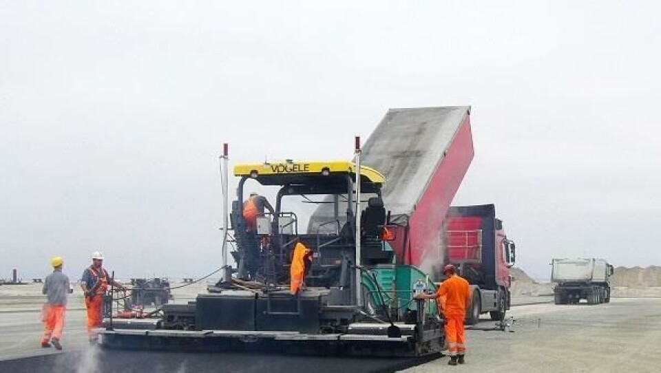 Asfaltleggeren Vögele Super 2100-2 i aksjon på nye EUROGATE Container Terminal Wilhelmshaven.