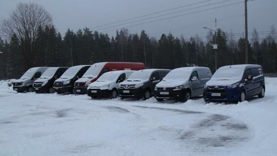 Åtte lettere nedsnødde og morgenkalde varebiler før ferden startet på vinterlige finske småveier.